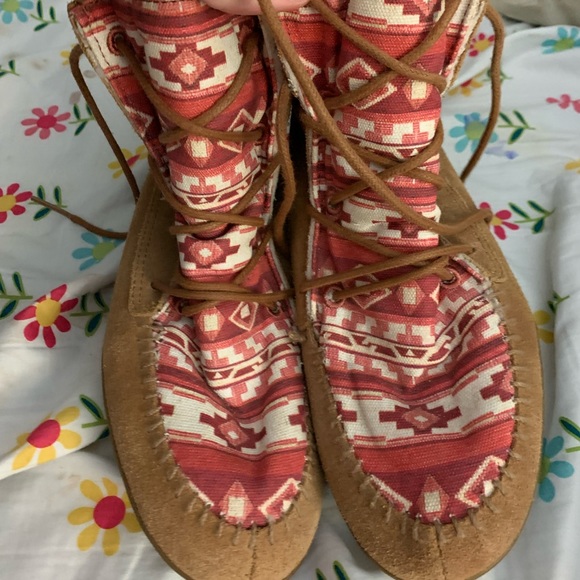 COPY - Vans size 6 Aztec print moccasin style boots. Great condition. No stains. - Picture 2 of 5